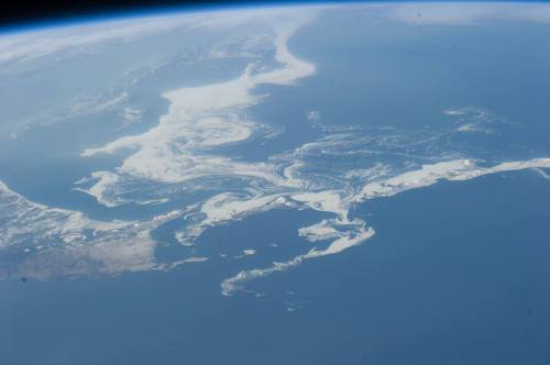 Ocean currents revealed by ice breakupAs spring starts to warm the far boreal regions of the norther