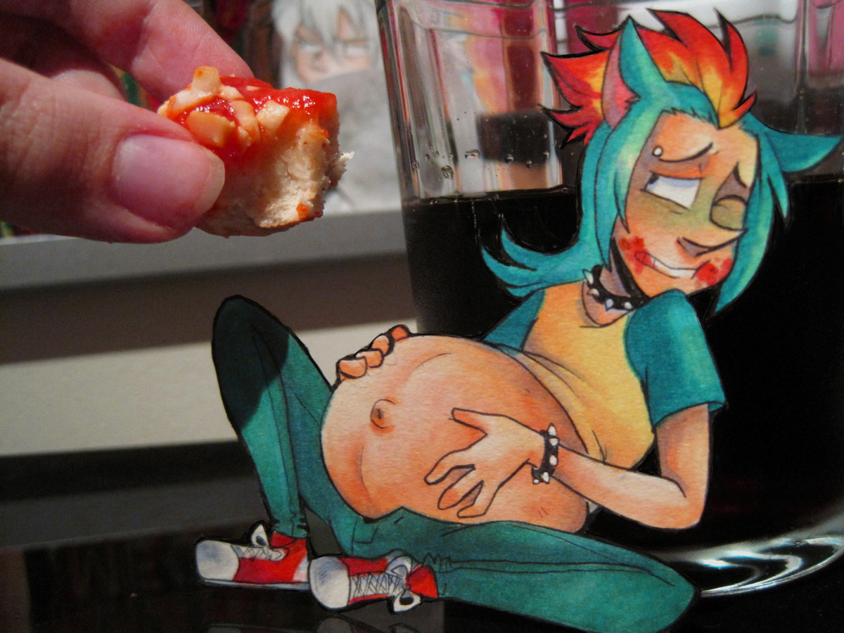 missuschubbycakes:  cannibal-prince:  Tiny pizzas for tiny Reg :uhe’s a weenie