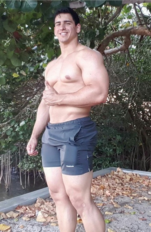 sirdicklover:  kt1700:   This Thick phatty A “Str8 guy” who loves to show off his glutes…  A royal who likes,to look And I’m guessing YOU do too Right #sirdicklover 