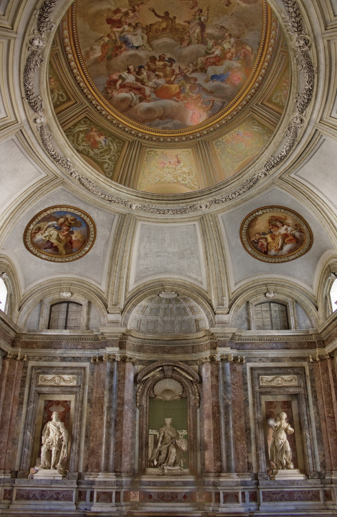 un-monde-de-papier:Vues du monumental escalier d’honneur du palais de Caserte, en Italie.Photo 1: cc