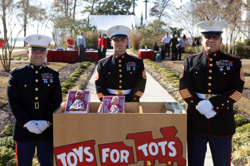 memphis-13: soldierporn:   Heroes with heart. Marines stand post at a volunteer collection box for Toys for Tots at the annual holiday reception on Marine Corps Base Camp Lejeune, N.C., Dec. 12, 2012. The Marine Corps Reserve has sponsored the Toys for