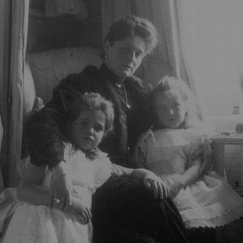 thedaughtersofthetsar: Empress Alexandra of Russia with her daughters Maria and Anastasia in her mau