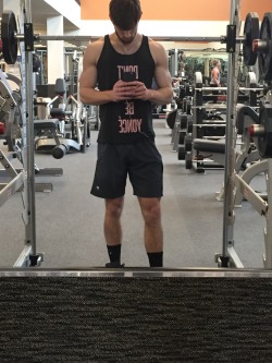 romancingthelookyloos:  Did a nice total body, low weight, high reps workout for Valentine’s yesterday. Can I have lifting friends?