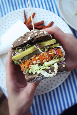 vegan-yums:  Sweet Potato/Chickpea Burger 