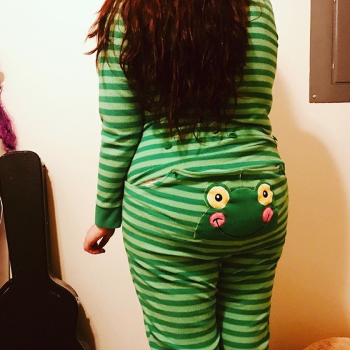 superadorablenes: Happy hump day babies! I has a froggy butt!
