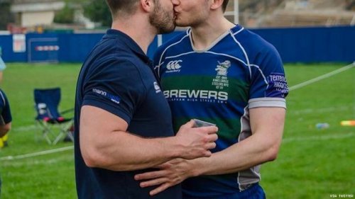 outofficial:
“The rugby kiss that crushed homophobia (x)
”