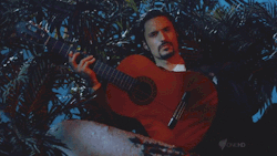 mequeme:  alasborricadas:  Guitarra suizo-española.