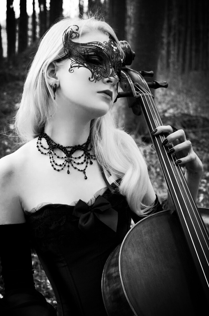 xhania-x:  ladysurreal:  Maria Amanda  . 