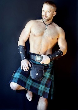 I wanna lift his kilt! 😛