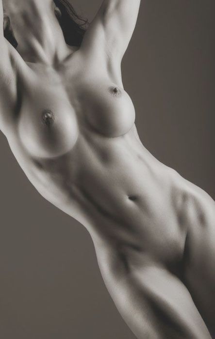 lazyreviewdreamland:  maxxx-photography:  Photo supported by Maxxx for Maxxx Photography.   BODY ART….LOOK GREAT NAKED FITNESS!! 