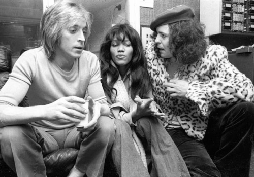 twixnmix:Mick Ronson, Gloria Jones and Marc Bolan share a sofa in the control room at Air Studios in