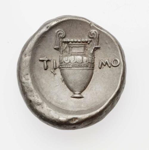 Silver stater of Thebes with Boeotian shield (obverse) and amphora with volute handles (reverse)Gree