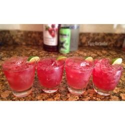 tipsybartender:  ▃▃▃▃▃▃▃▃▃▃▃▃▃▃▃▃▃▃▃▃▃▃▃▃   COSTCO COCKTAILS  1 ¼ oz Kirkland Vodka  1 Fresh Squeezed Lime Wedge  1 ½ oz (45 ml) Lime Freeze Rockstar  Fill up with Kirkland Cranberry Juice   INSTAGRAM