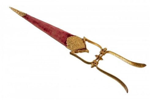 art-of-swords:  Indian (Kutch) Gold-Plated Katar Dated: 19th century Measurements: height with scabbard 52cm / 20.5 in Height with mount 55 cm / 21.7 in With slender tapering double-edged blade of flattened hexagonal section changing to stiff diamond