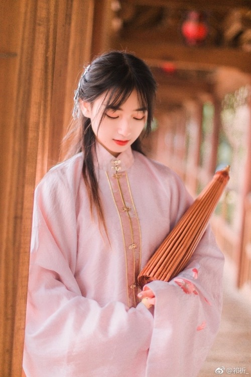 ziseviolet: yansanniang: 《梦桃源》楼上听雨，堂前焚香。小廊伞罢指犹凉。 祁祈_ Traditional Chinese Hanfu - Type: Upright-colla