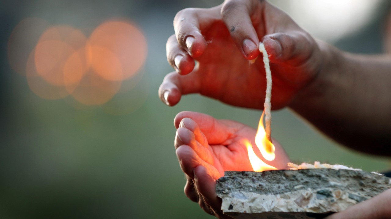 AÑO NUEVO YAZIDI. Los Yazidis, conmemoran la llegada de la luz al mundo durante la celebración del año nuevo. Se reúnen fuera del templo de Lalish situado en un valle cerca de Dohuk, al noroeste de Bagdad para realizar la ceremonia. (AFP)
MIRÁ TODA...