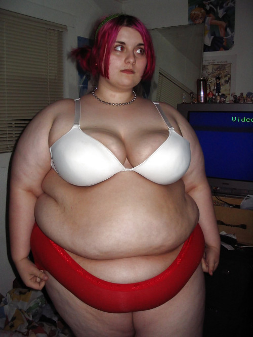 xoautumnhartxo: biancachiffon: biancachiffon: bbwgothcumsex: Gothic BBW amateur with huge belly Hey 