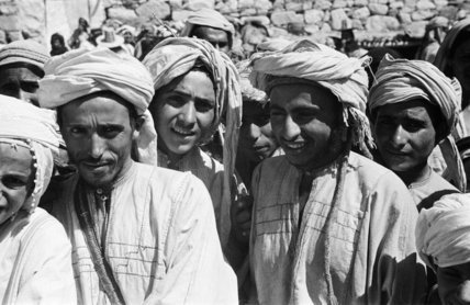 سوق السبت، جبل مانع. - 1946م.تصوير: ولفريد ثيسجر.Suq al Sabt, Jabal Mana&rsquo;. - 1946.A.CBy: W