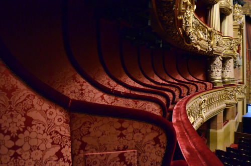 un-monde-de-papier:Un détail de la salle de l’opéra Garnier, à Paris.Photo: cc https://www.flickr.co