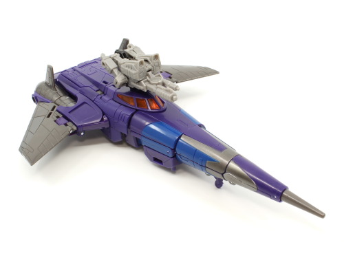 Generations Selects Cyclonus &amp; Nightstick (Legacy)Hasbro heard we wanted more Armada toys but th