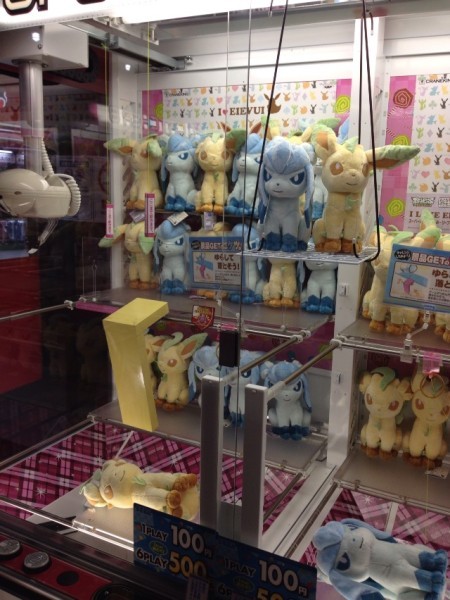 pokemonphototokyo:Pokemon Photos from Tokyo - Glaceon Leafeon big plushie crane game