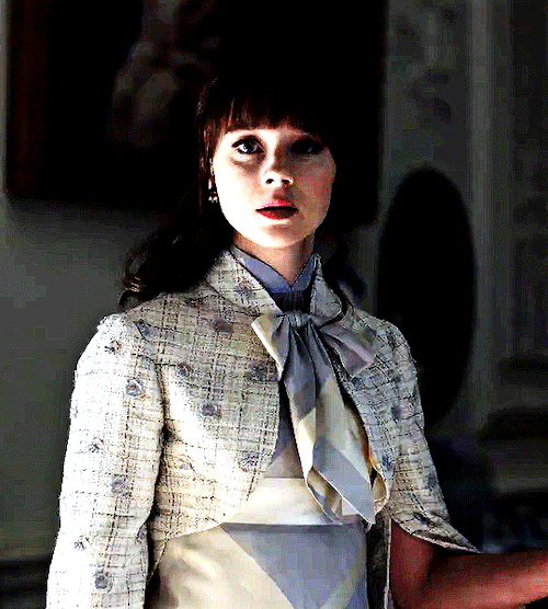 PENELOPE FEATHERINGTON And ELOISE BRIDGERTONin BRIDGERTON | S03E02 - "How Bright The Moon"