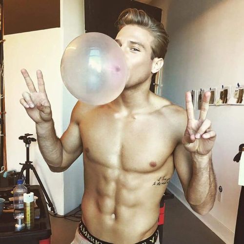 i3efore-i-cry:  “Chicle? 