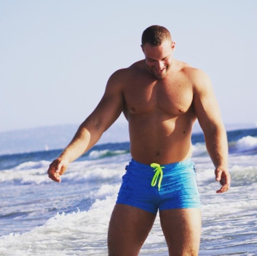 Huge man filling out his little shorts. Great body and nice big legs. Huge alpha.