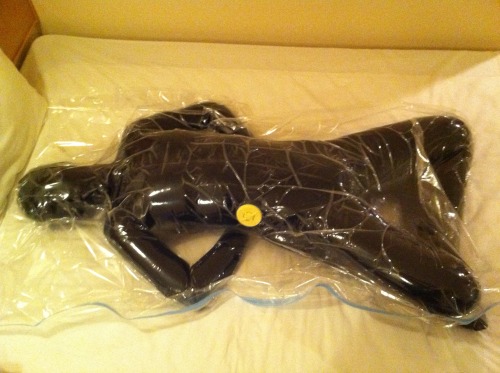 latexbimbo:  maskedwomen:  http://adult.contents.fc2.com/article_search.php?id=86602   Vacuum packed cunt