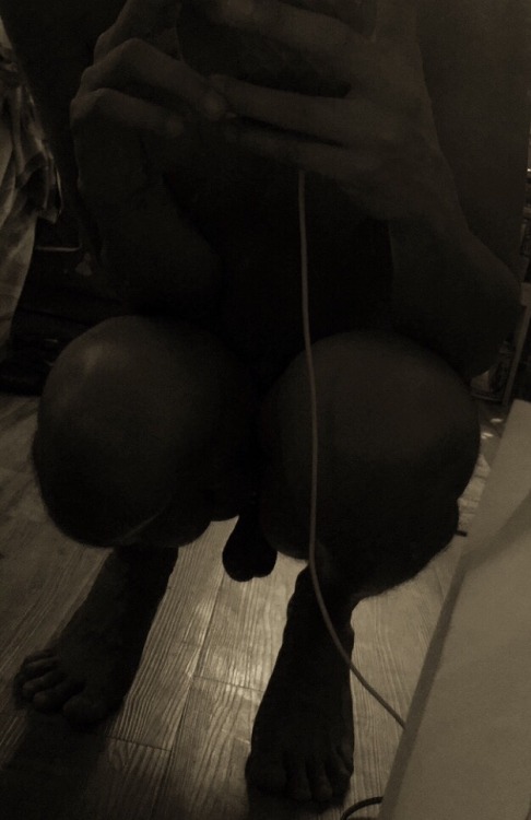 landofpixxies:  How’s it hanging?  🙈