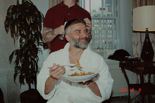 knownasbeacon: OSCAR ISAAC and ELVIRA LIND Behind the Scenes of the Met Gala. [x] [x]