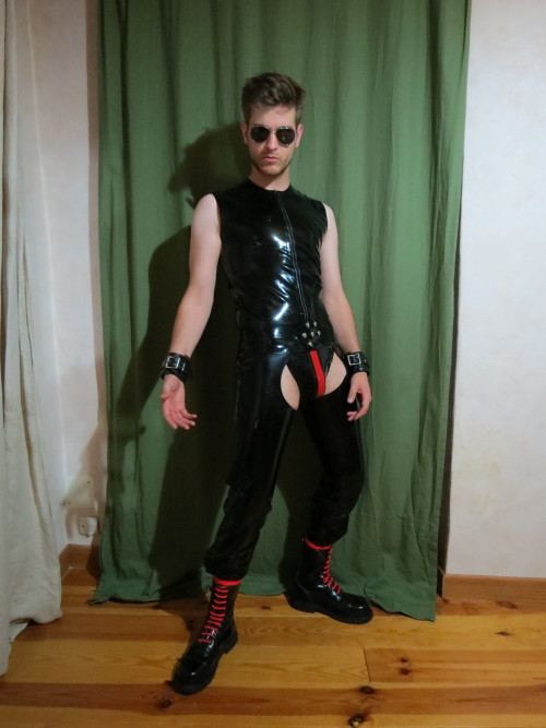 punkerskinhead:horny guy in rubber gear….love the shiny rubber