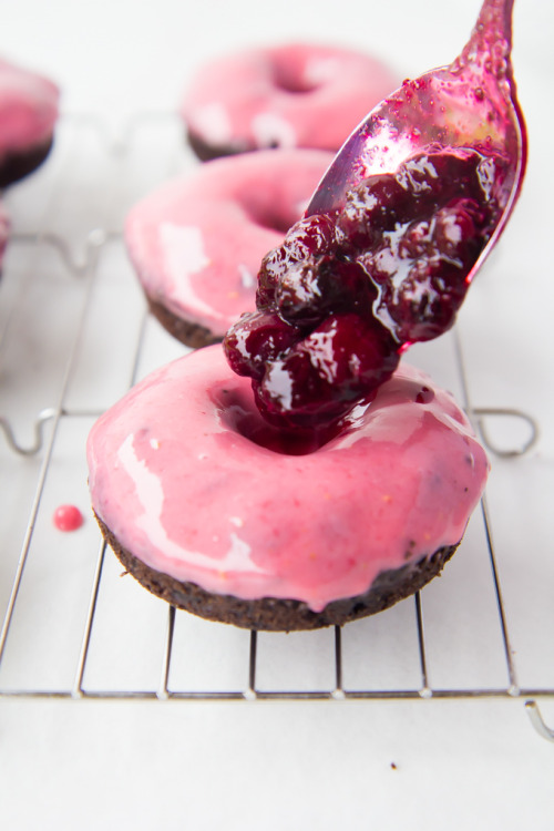 sweetoothgirl:  BROWNIE DONUT BOWLS WITH RASPBERRY GLAZE 