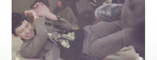 chanyeolthelesbian:  yeollovemebaek: don’t hit my face   HE LOOKS HAPPY WTH 