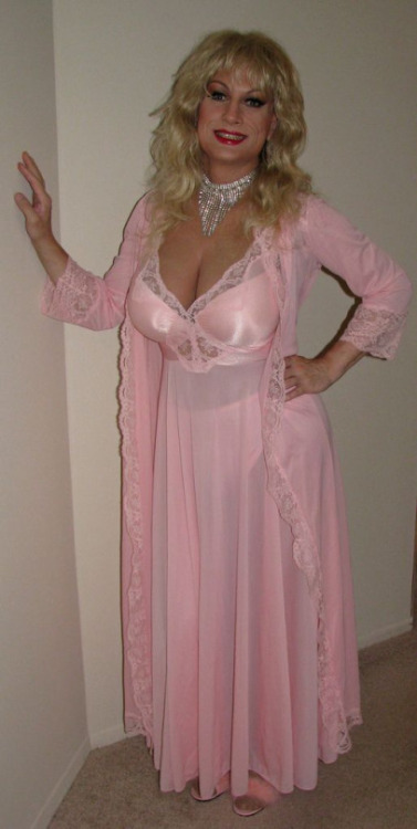 trannydreaming: ❤️❤️❤️  Trannydreaming Big cock under all that. Very nice
