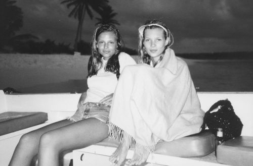 Sex ikatt:Kate Moss and Bridget Hall on the set pictures