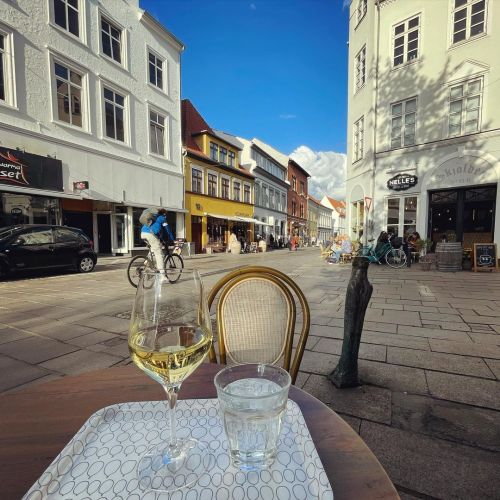 Found this charming spot to sit in the sun in Odense and drink some delicious wine (which I learned 