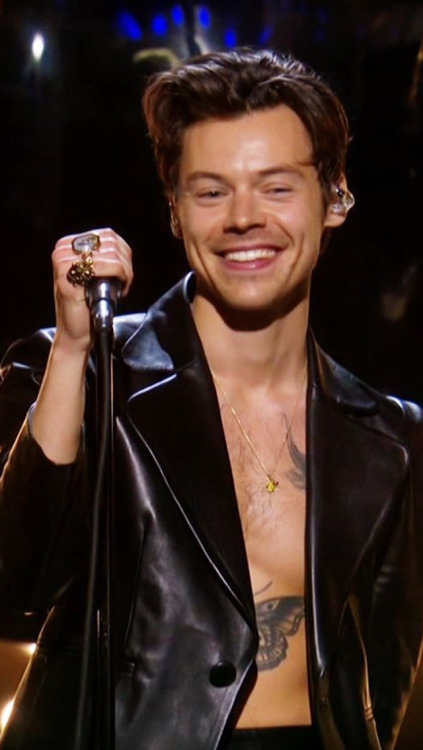 É ELE. SEMPRE FOI ELE. O AMOR DA MINHA VIDA. GOSTOSO DEMAIS.HARRY STYLES. ELE.like or reblog if you 