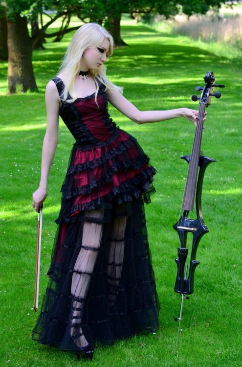 justbeautifu:  Romantic Gothby Maria Amanda