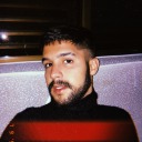 Ir na cozinha de madrugada cantando música de Deus pra disfarçar o medo do capeta.
