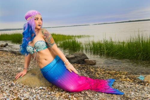 MermaidModel: Ms Dolly MariePhoto: www.facebook.com/twistedimagepinups/