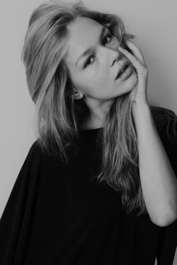 exquisiteaesthetic:  anna ewers 