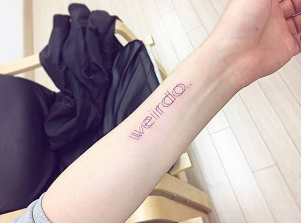 Pequeños Tatuajes — Tatuaje que dice “Weirdo” (que se puede traducir...