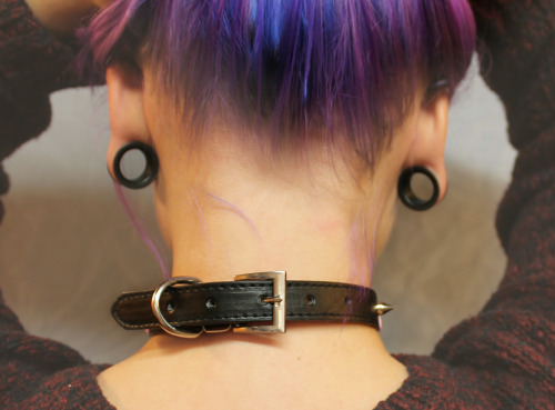 teacupunk:  kittensplaypenshop:  One of the new items in mine and Jessica’s shop,modelled by Kat! :3 This is faux leather- not real!  Adjusts from 11.5 to 15 inches <3  This collar is gorgeous 