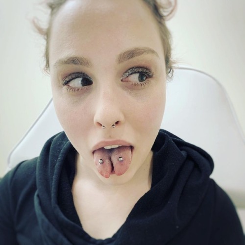 allthepiercingsandbodymods: Double Tongue piercing (”Venoms”) on split tongue by @ilepro