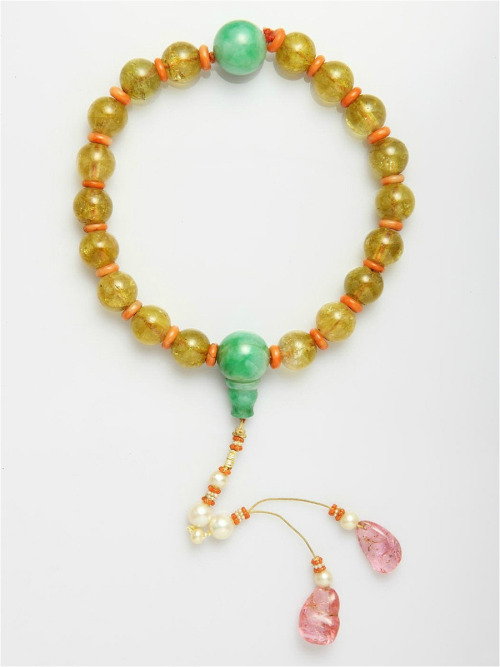 Buddhism jade beads of empresses in Qing dynasty collected by Palace Museum via 故宫博物院.