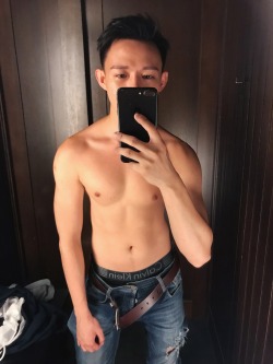 sgsexyboy:  sgtemptation: Big dick top  Instagram : iam_vincent  🤔