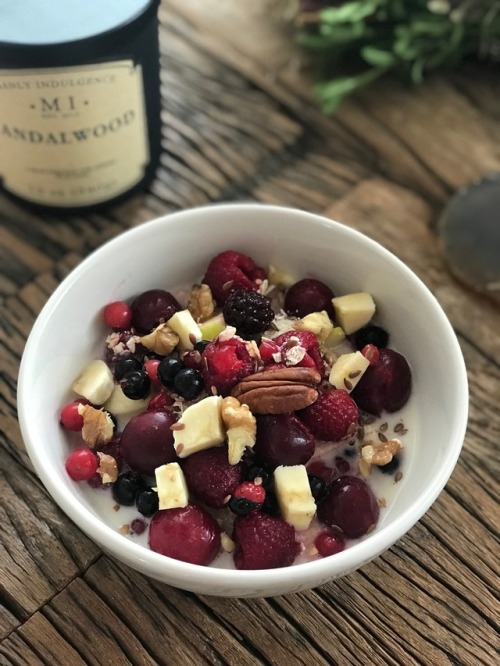 Fresh&amp;fruity breakfast bowl Oats, vegan strawberry protein, oat milk, cherries, raspberries, ba