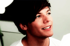 stylin-library:  Louis + fluttering his eyelashes 