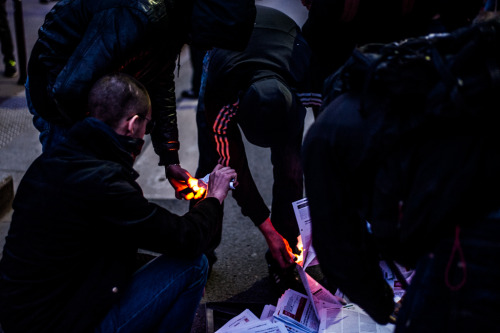 monsieurobturateur:  Manifestation du groupe Antifasciste NP2C contre le meeting de Marine Le Pen à Lille. Aucun journaux n’a parlé de ce qui c’est passé ce soir là, et pourtant ce n’est  pas faute d’avoir essayé d’exister. 